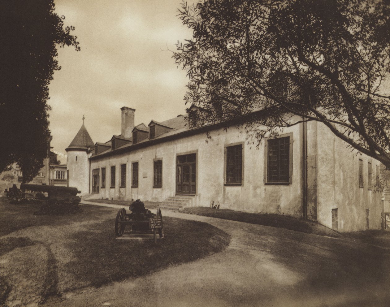 Het Chateau De Ramezay, gebouwd in 1705 (z/w foto) door Canadian Photographer