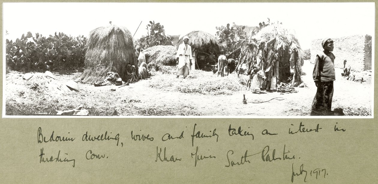 Bedoeïenenfamilie en woning, Khan Yunis, juli 1917 door Capt. Arthur Rhodes