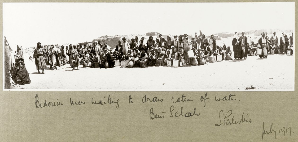 Bedoeïenen wachten om hun waterrantsoen te halen, Beni Saleh, juli 1917 door Capt. Arthur Rhodes