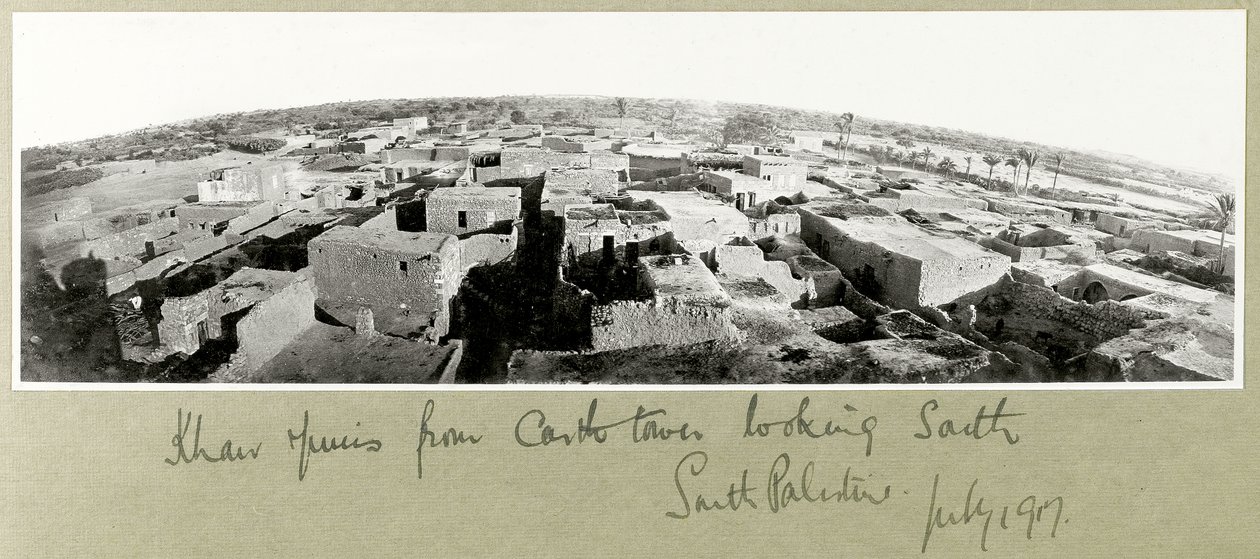 Khan Yunis vanaf de kasteeltoren, Zuid-Palestina, juli 1917 door Capt. Arthur Rhodes