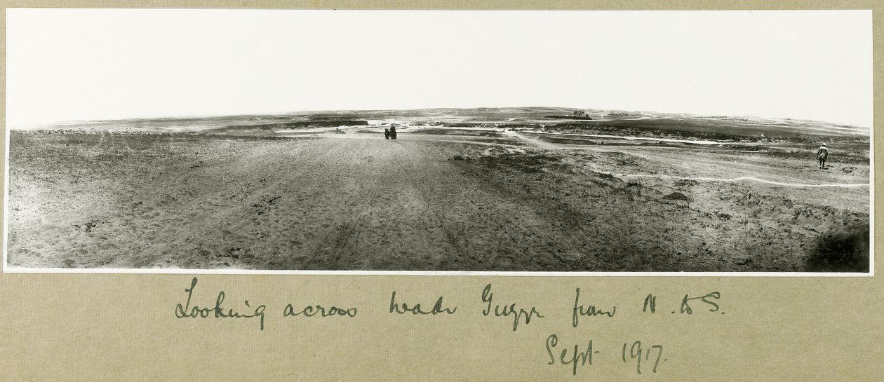 Kijkend over Wadi Guzzeh van Noord naar Zuid, september 1917 door Capt. Arthur Rhodes