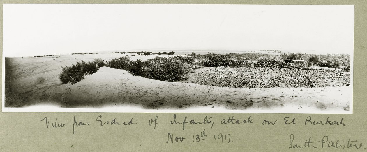 Uitzicht vanaf Esdud op een infanterieaanval op El Burkah, 13 november 1917 door Capt. Arthur Rhodes