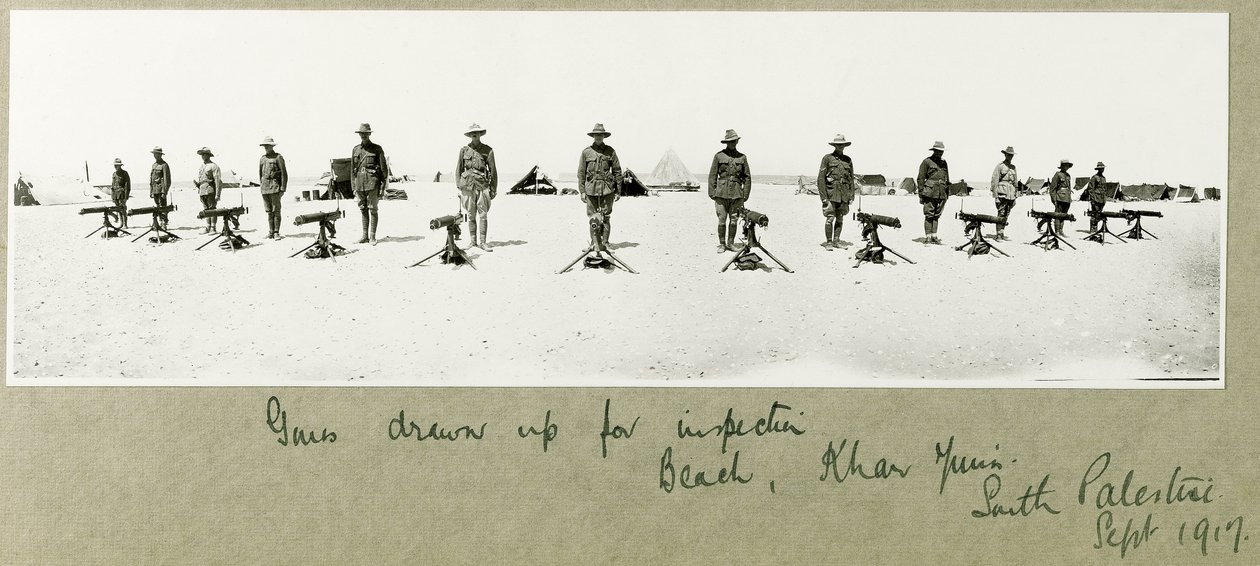 Kanonnen opgesteld voor inspectie op het strand, Khan Yunis, september 1917 door Capt. Arthur Rhodes