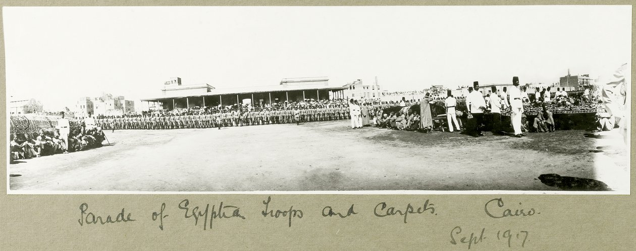 Parade van Egyptische troepen en tapijten, Caïro, september 1917 door Capt. Arthur Rhodes
