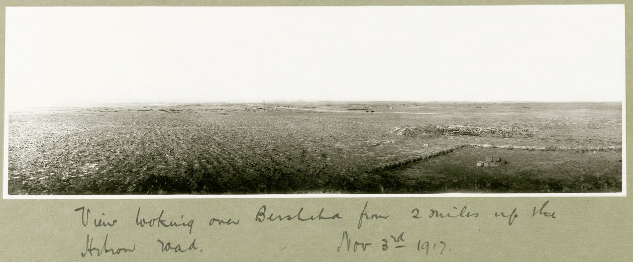 Uitzicht over Beersheba vanaf twee mijl omhoog Hebron Road, 3 november 1917 door Capt. Arthur Rhodes