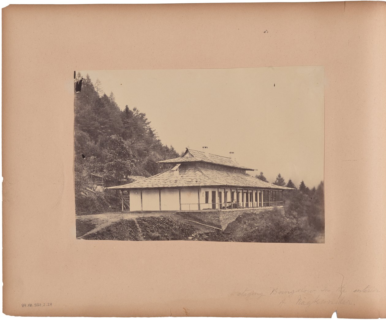 Nâgkunda. Bungalow in het interieur door Capt. Melville Clarke