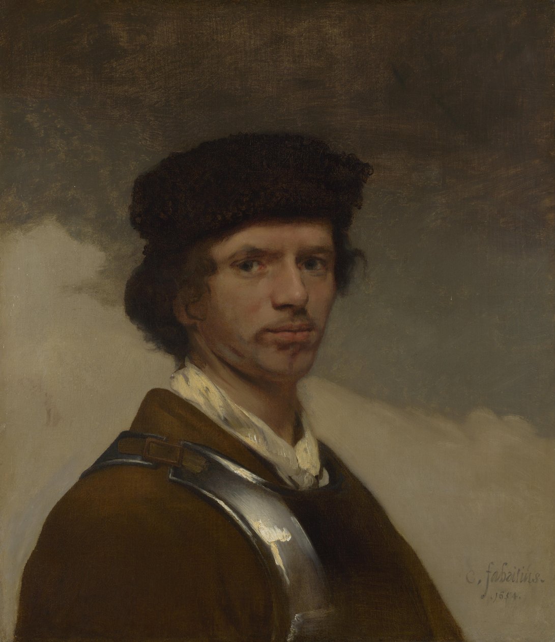 Een jonge man in een bontmuts en een kuras (waarschijnlijk een zelfportret) door Carel Fabritius