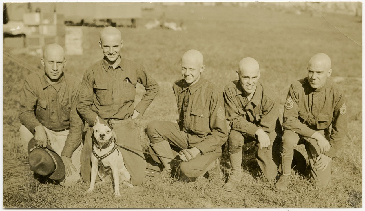 Vijf soldaten knielend in het gras poseren voor foto met een hond aan de lijn door Carl Michel