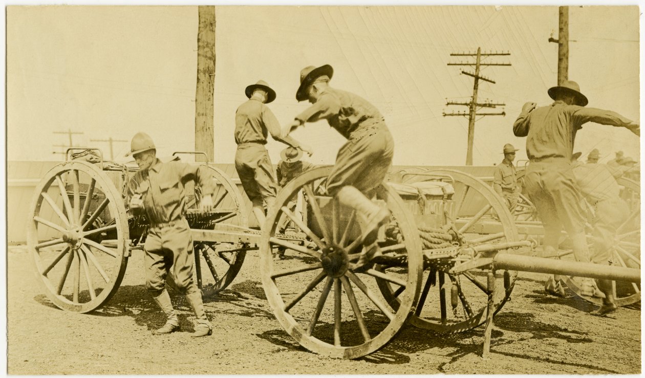 Horizontale, sepia foto van mannen in uniform die van een open wagen met voorraden springen. Op de achtergrond zijn hoogspanningsmasten te zien door Carl Michel