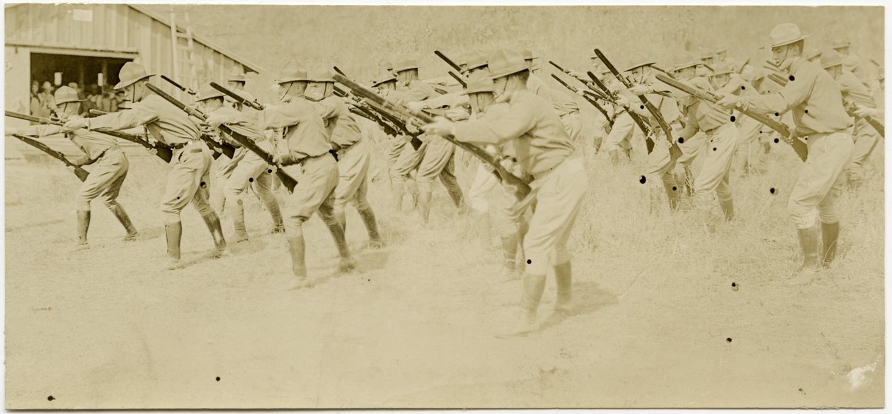 Soldaten die Geweerbewegingen Oefenen in een Open Gebied Terwijl Anderen Toekijken door Carl Michel