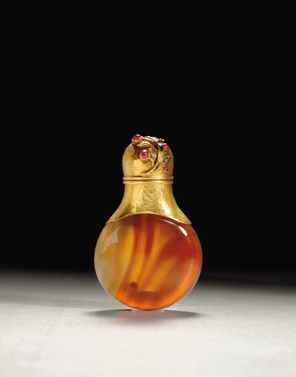 Parfumfles, werkmeestermerk van Erik Kollin, Sint-Petersburg, ca. 1890 door Carl Fabergé