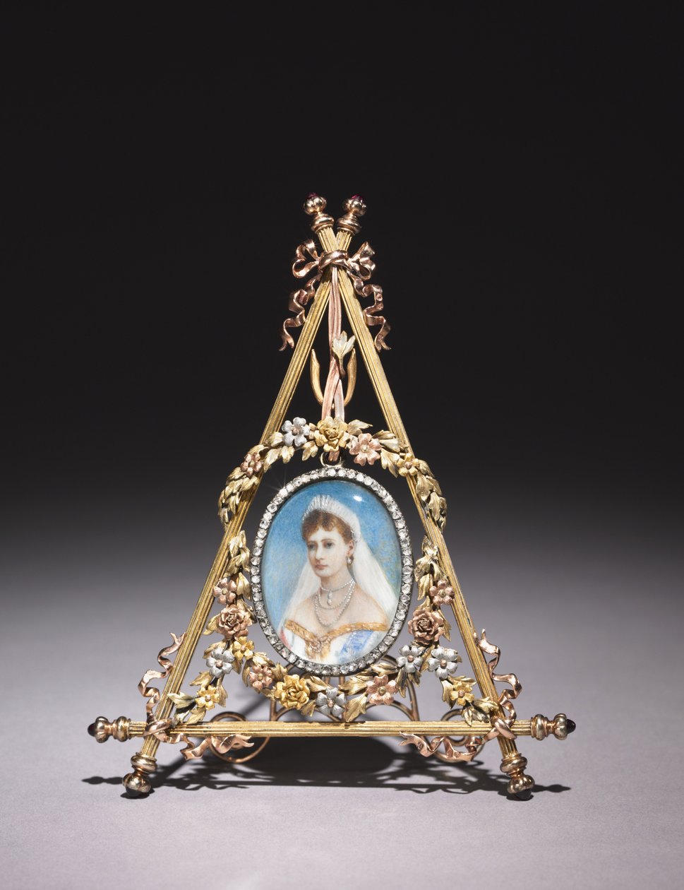 Driehoekig Frame met Portret van Tsarina Alexandra Fjodorovna door Carl Fabergé