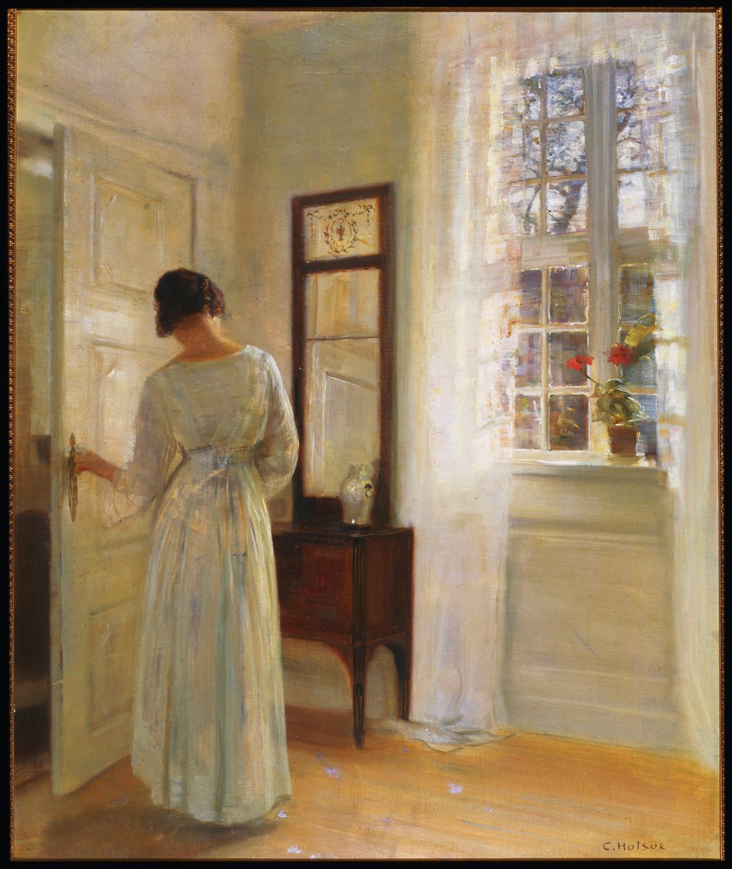 Een dame die in een spiegel kijkt bij een open deur door Carl Holsoe