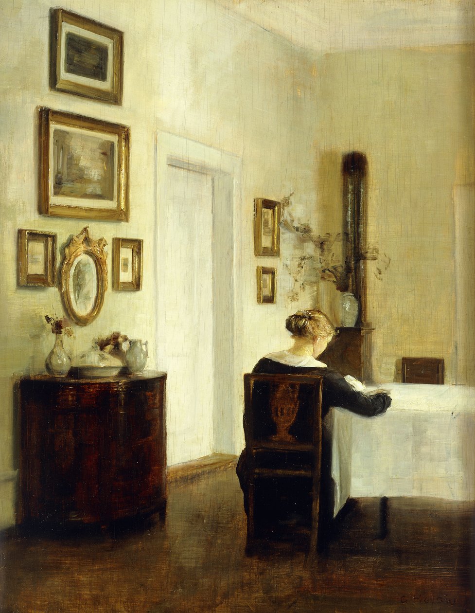 Een vrouw aan een tafel in een interieur door Carl Holsoe