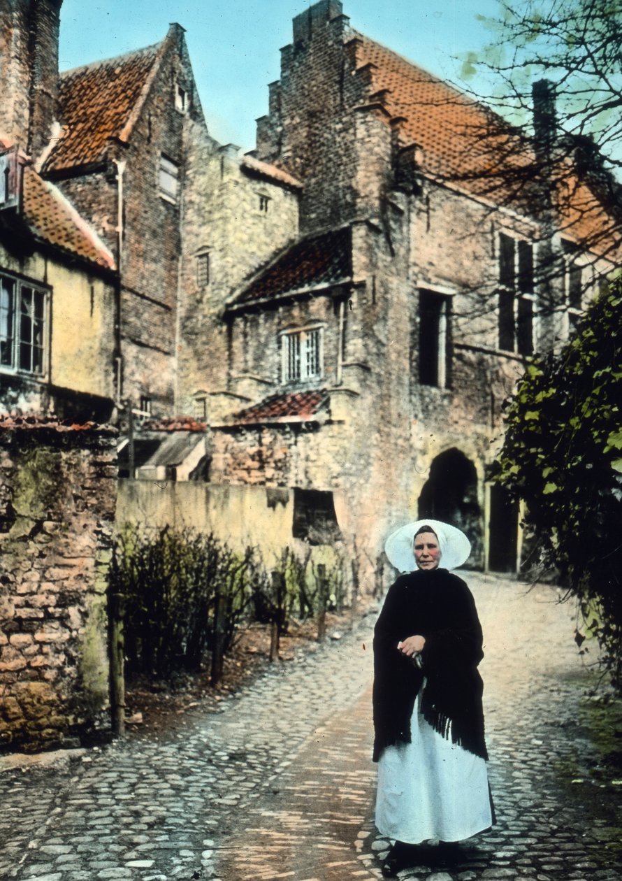 Nederland, provincie Zeeland. Vrouw voor het Kuipersportaal in de stad Middelburg. Beelddatum: circa 1920. Carl Simon Archief door Carl Simon