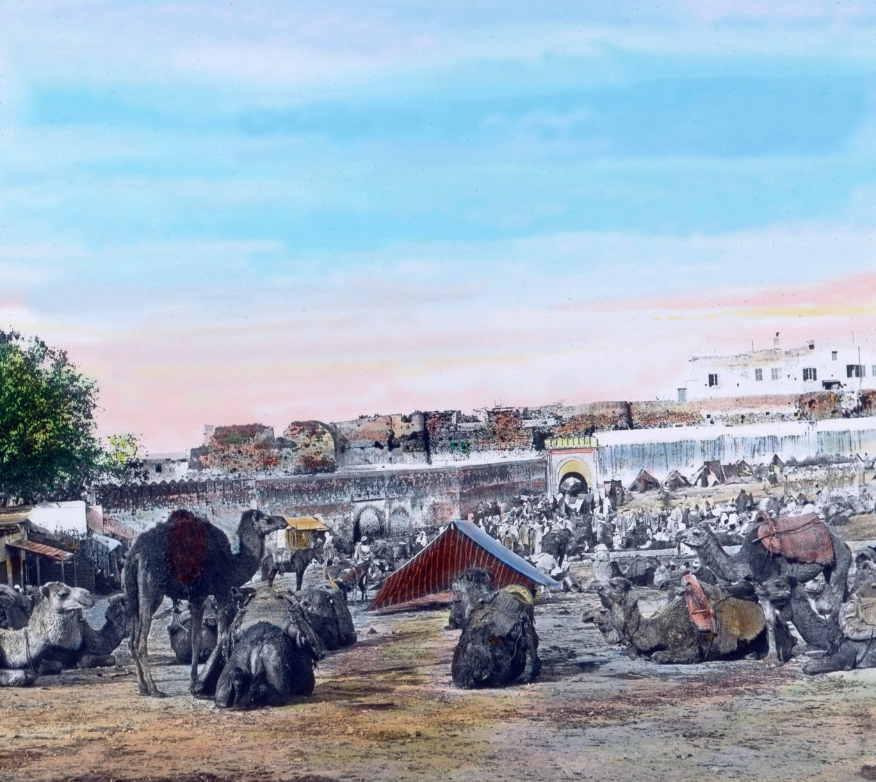 Noord-Marokko, Souk in Tanger door Carl Simon