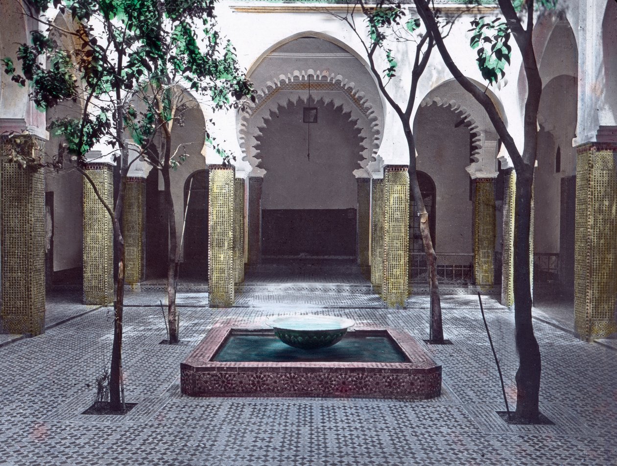 Noord-Marokko, Tangier, binnenplaats van een ambassade, circa 1910 door Carl Simon