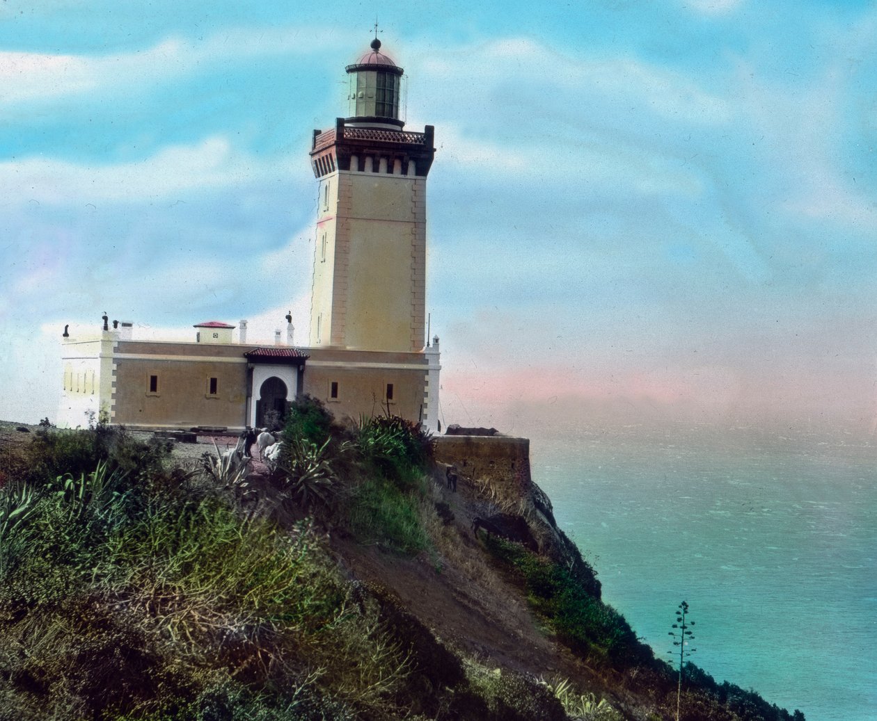 Noord-Marokko, vuurtoren bij Cap Spartel, gelegen 12 km ten westen van Tangier, circa 1910 door Carl Simon