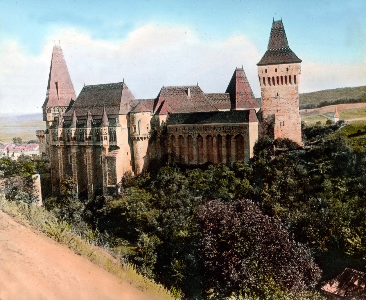 Roemenië, Transsylvanië, het Hunyad Kasteel (ook bekend als Hunyadi Kasteel, Corvin Kasteel of Hunedoara Kasteel), circa 1920 door Carl Simon