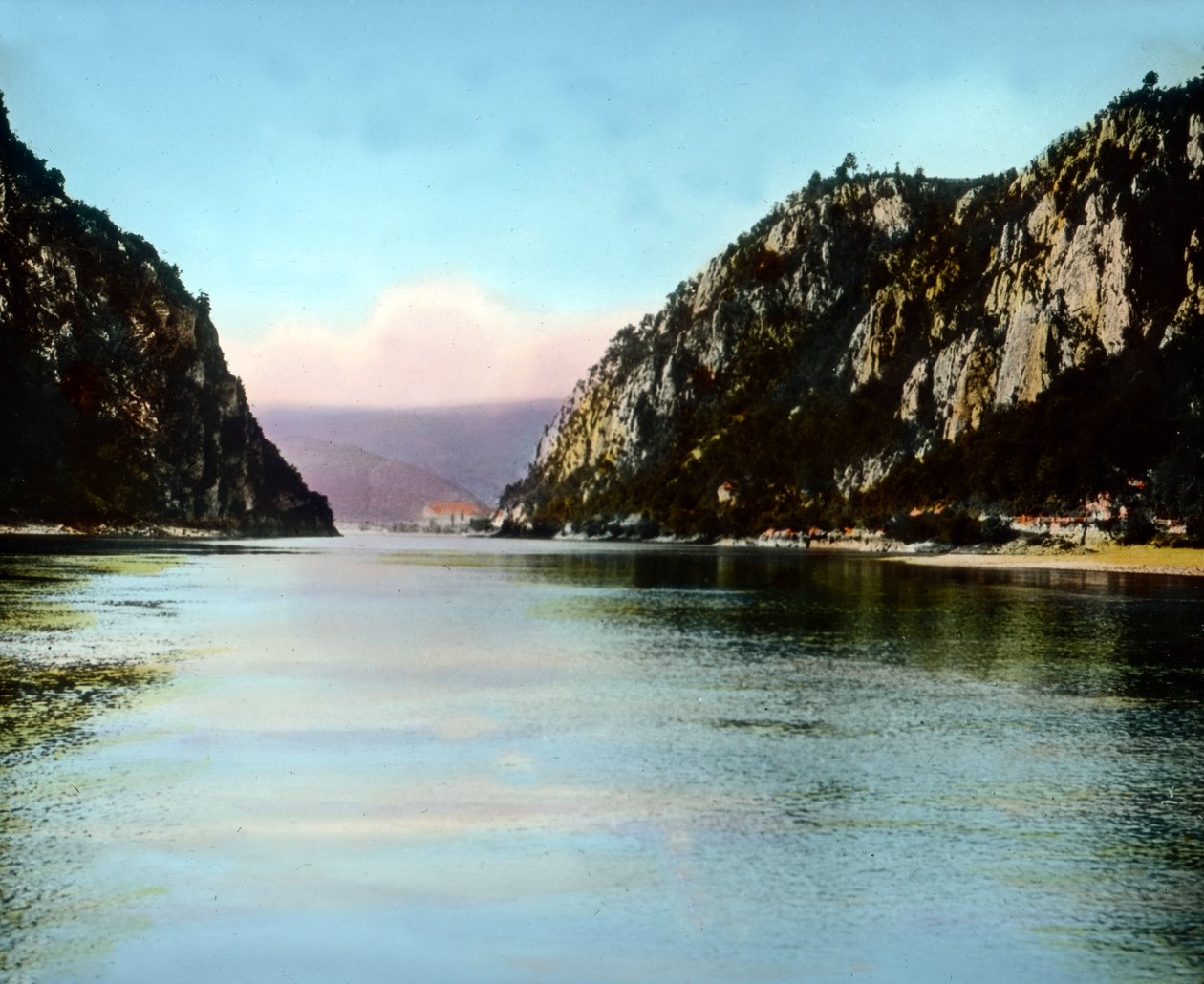 Roemenië, de IJzeren Poorten, een kloof aan de Donau, circa 1920 door Carl Simon