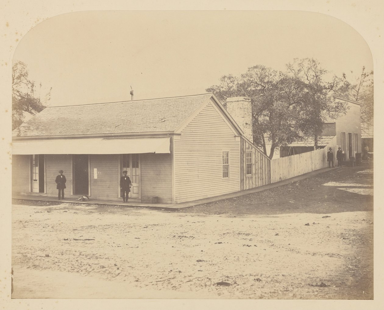 (Kantoor, Bear Valley) door Carleton E. Watkins