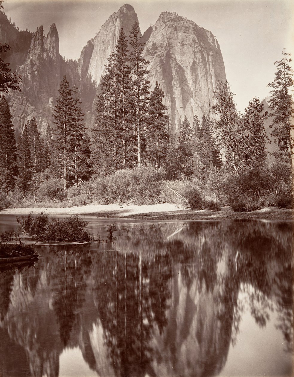 Spiegelbeeld van Cathedral Rocks, Yosemite, ca. 1872, gedrukt ca. 1876 door Carleton E. Watkins.
