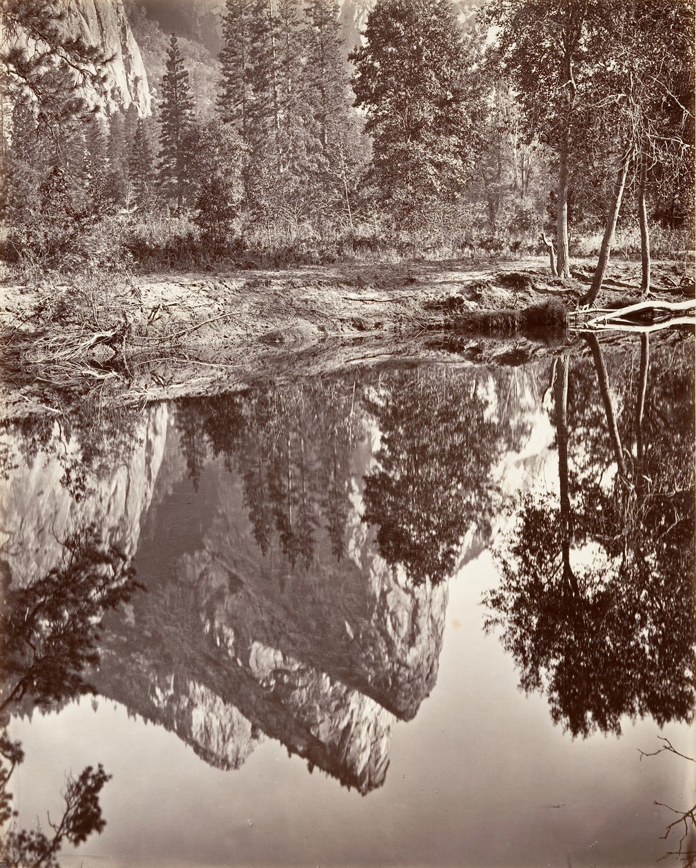 Spiegelzicht van de Drie Broers, Yosemite, ca. 1872, gedrukt ca. 1876 door Carleton E. Watkins.