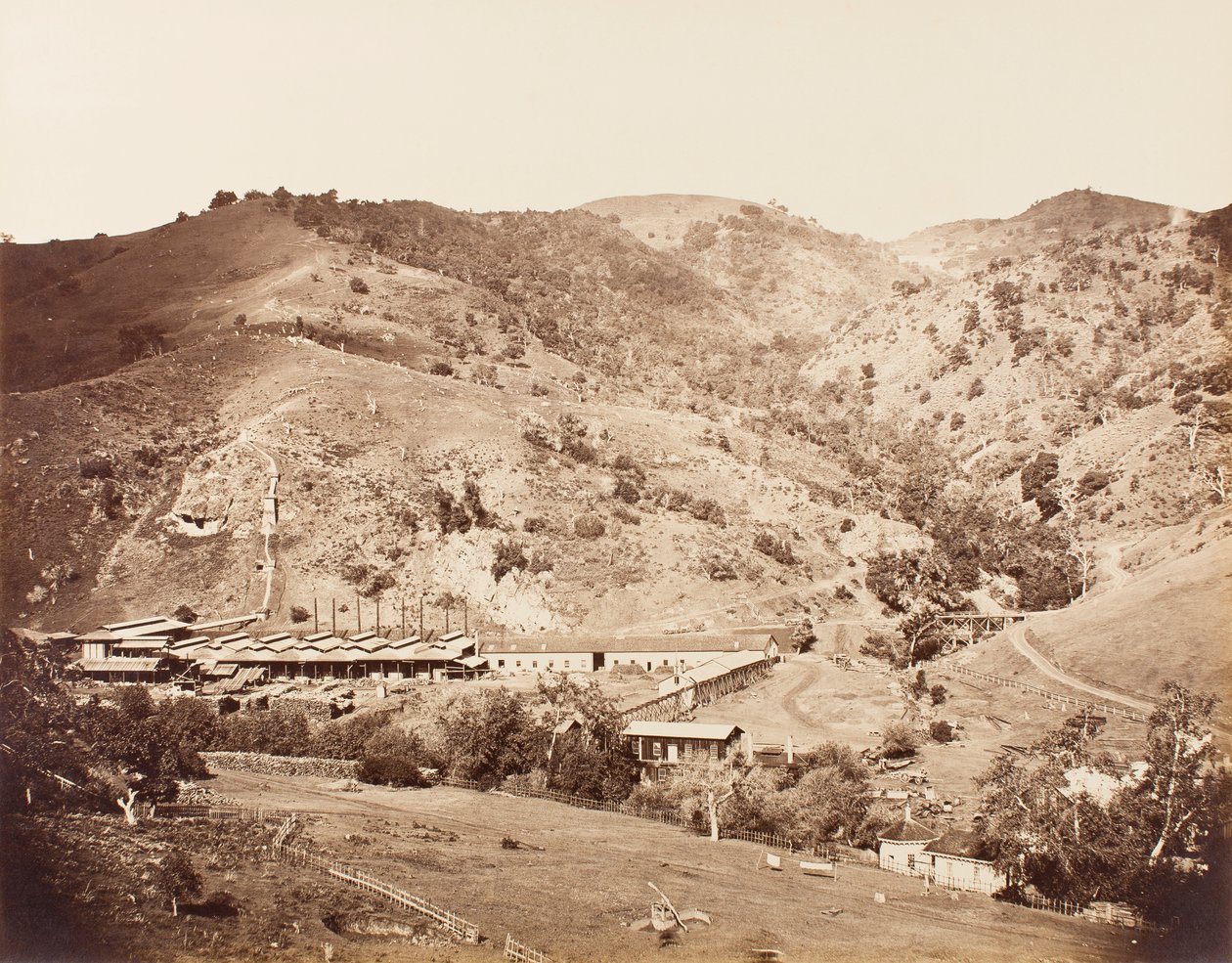 De werken en de mijn, New Almaden, Santa Clara, Californië door Carleton E. Watkins