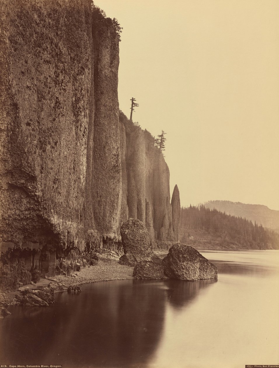 Kaap Hoorn, Columbia-rivier, Oregon,1867 (foto) door Carleton Emmons Watkins