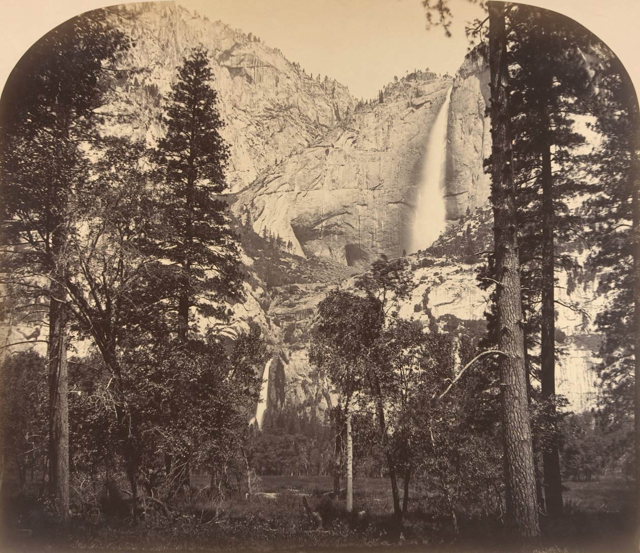 Yosemite Waterval. Door de Vallei. 2637 Ft. door Carleton Emmons Watkins