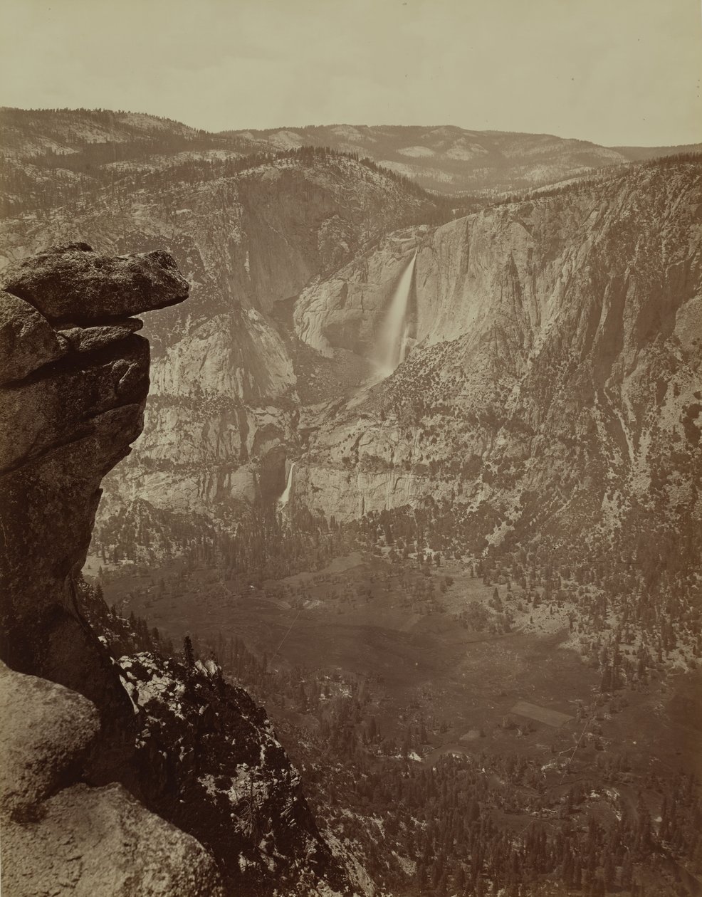 Yosemite Falls vanaf Glacier Point, 1865-66, gedrukt ca. 1875 door Carleton Emmons Watkins