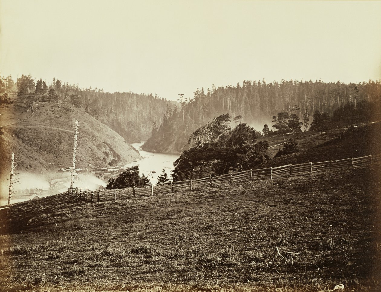 Albion River, Mendocino County, Californië door Carleton Watkins