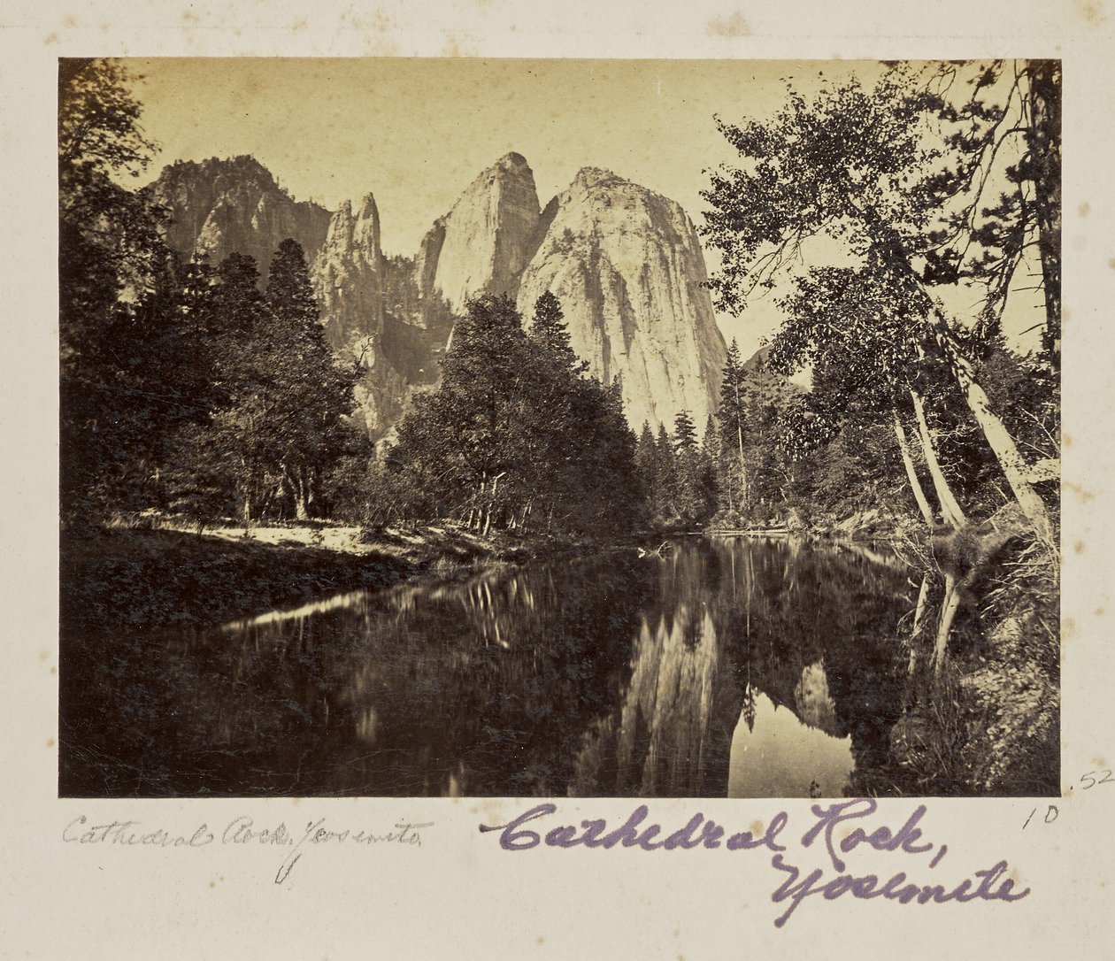 Cathedral Rocks, 2600 feet, Yosemite Valley, Mariposa County, Californië (nr. 1008) door Carleton Watkins