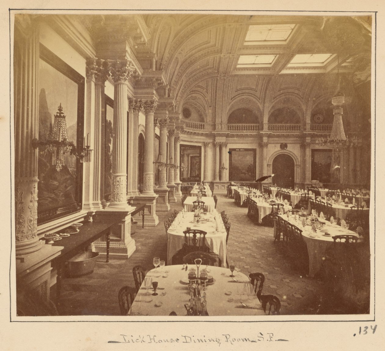 Eetzaal van het Lick House, San Francisco door Carleton Watkins