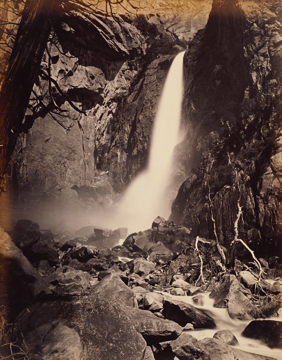 [Lagere Yosemitewaterval, 418 voet] door Carleton Watkins