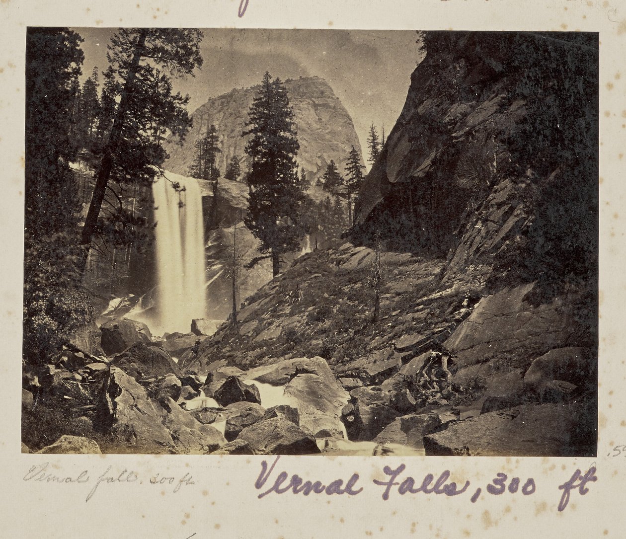 Piwyac - De Vernalwaterval - 300 voet, Yosemite Valley, Mariposa County, Californië (nr. 21) door Carleton Watkins