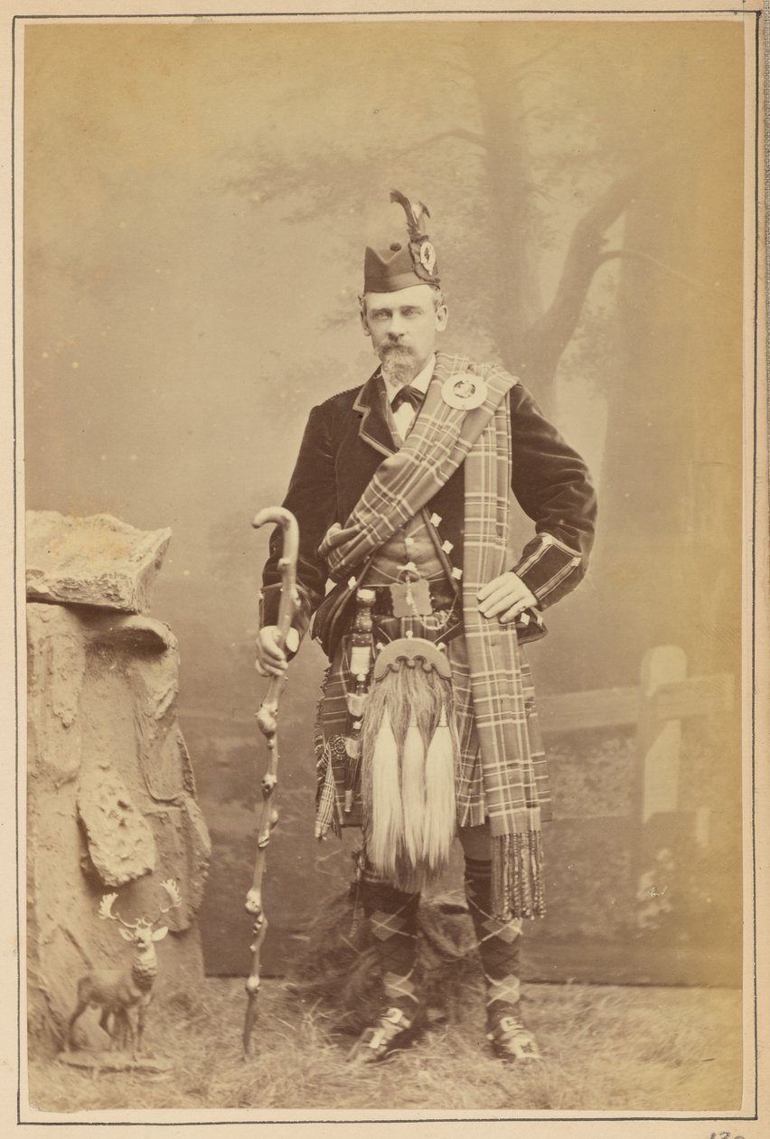 Portret van een man in Schotse klederdracht door Carleton Watkins