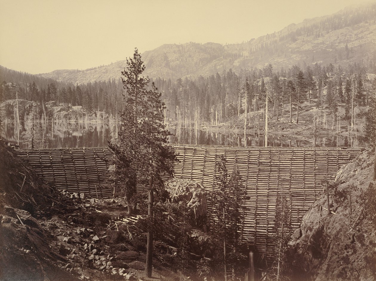 Stuwmeer van Rudyard. Centrale dam 114 voet hoog; houten kistdam en stenen vulling door Carleton Watkins