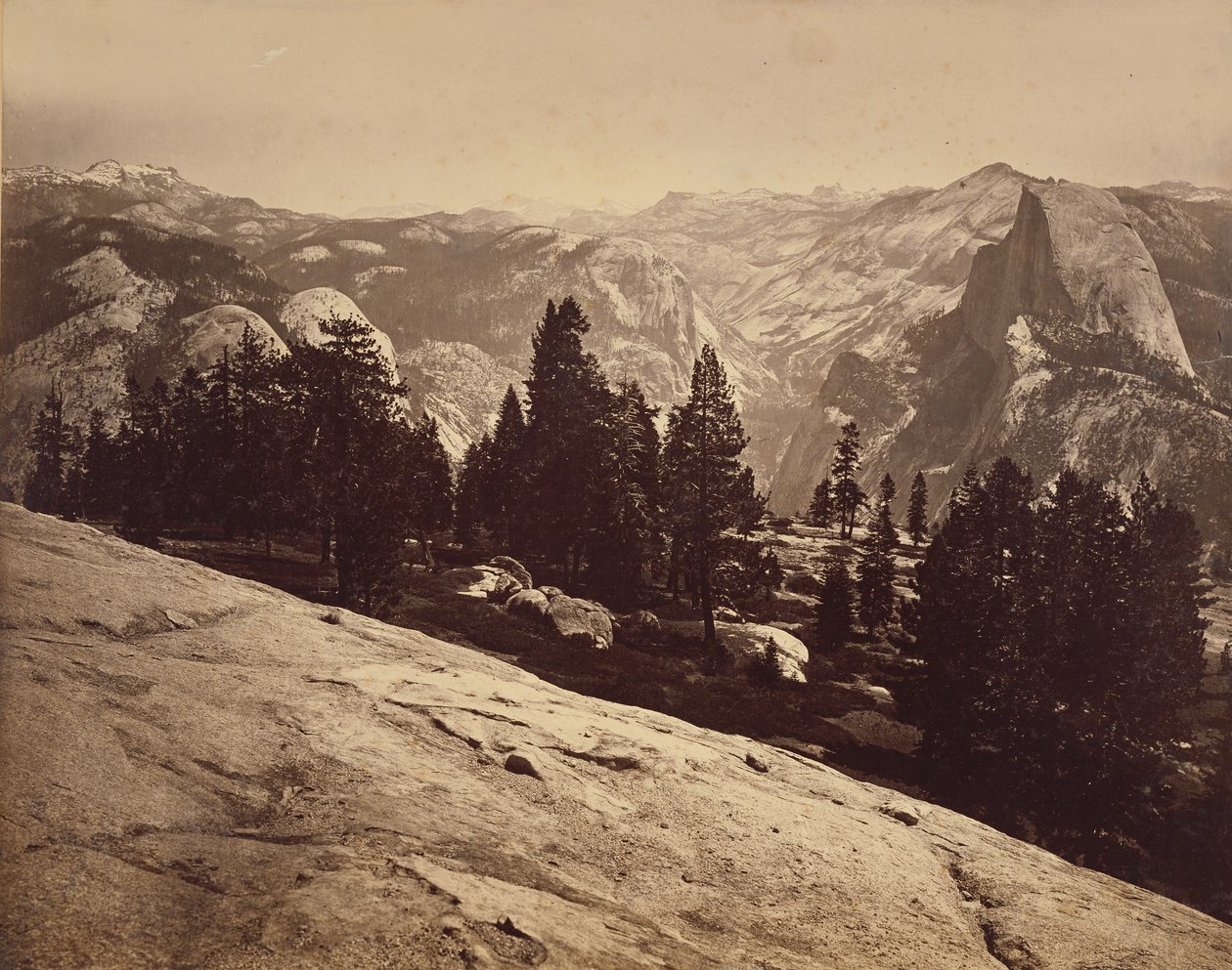 De koepels vanaf Sentinel Dome door Carleton Watkins