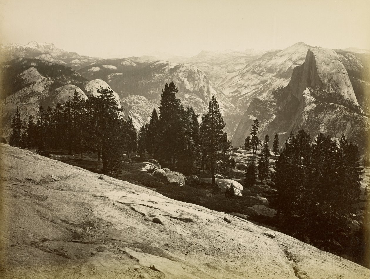 De koepels, vanaf Sentinel Dome, Yosemite door Carleton Watkins