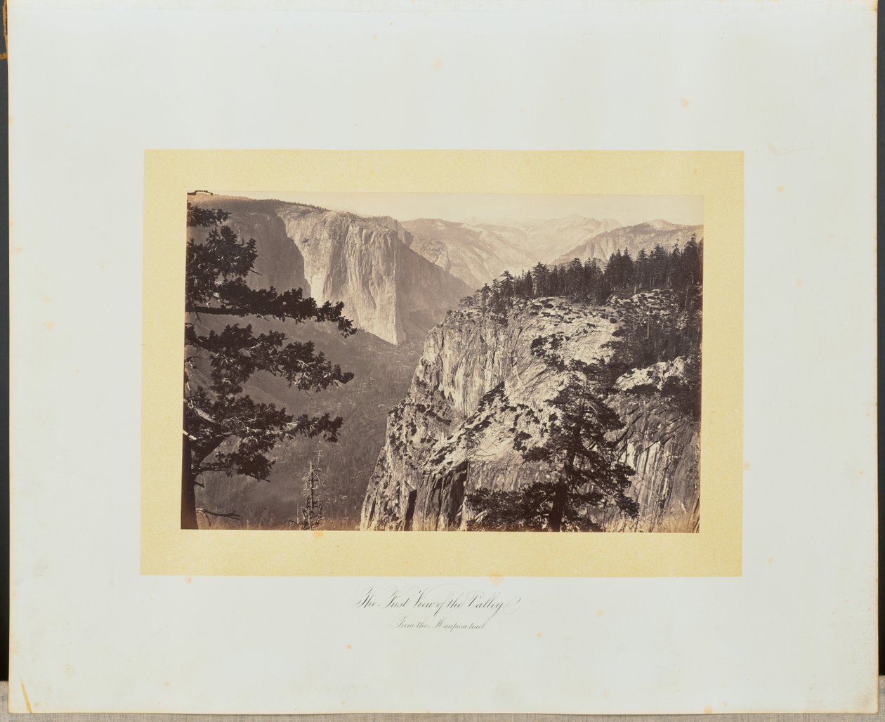 Het eerste uitzicht op de vallei vanaf het Mariposa-pad door Carleton Watkins