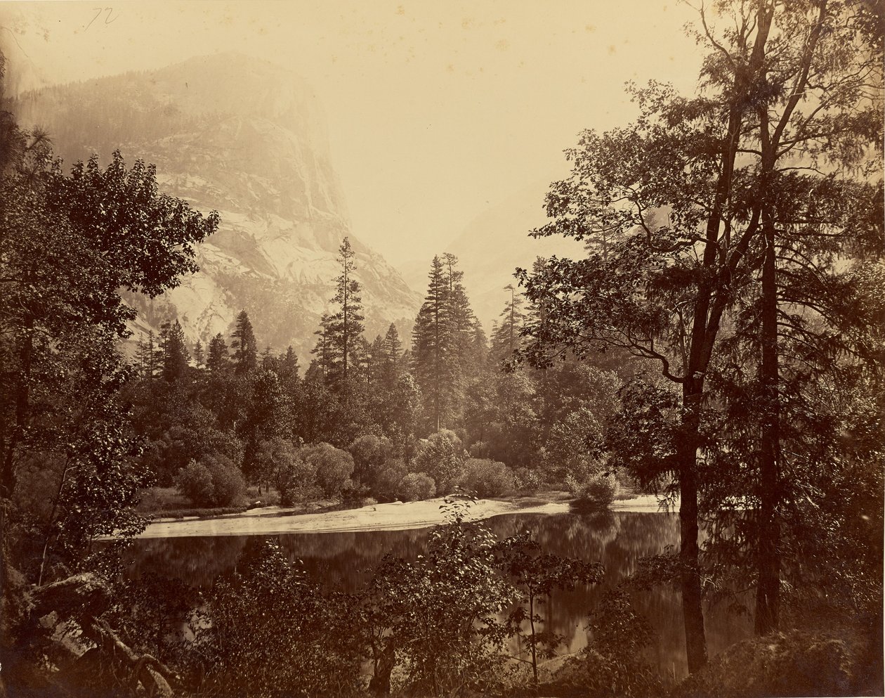 [„Het meer” - Yosemitevallei] / [Oever van het meer] / [Meer Ah-Wi-Yah, Yosemite] / [Mirror Lake en Mount Watkins, Yosemite] door Carleton Watkins