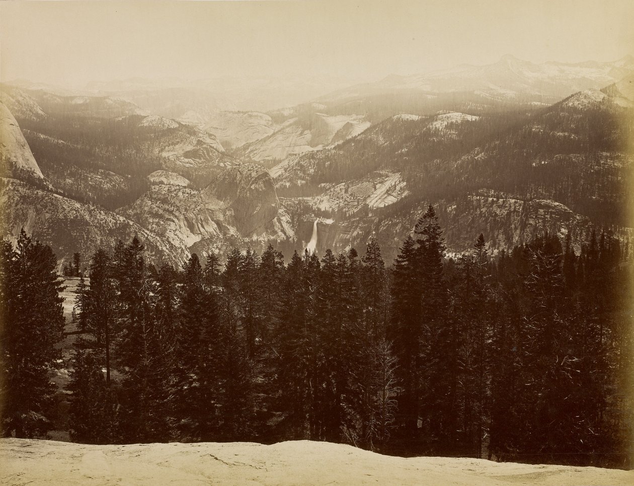 De Lyell-groep en de Nevada-waterval vanaf Sentinel Dome door Carleton Watkins