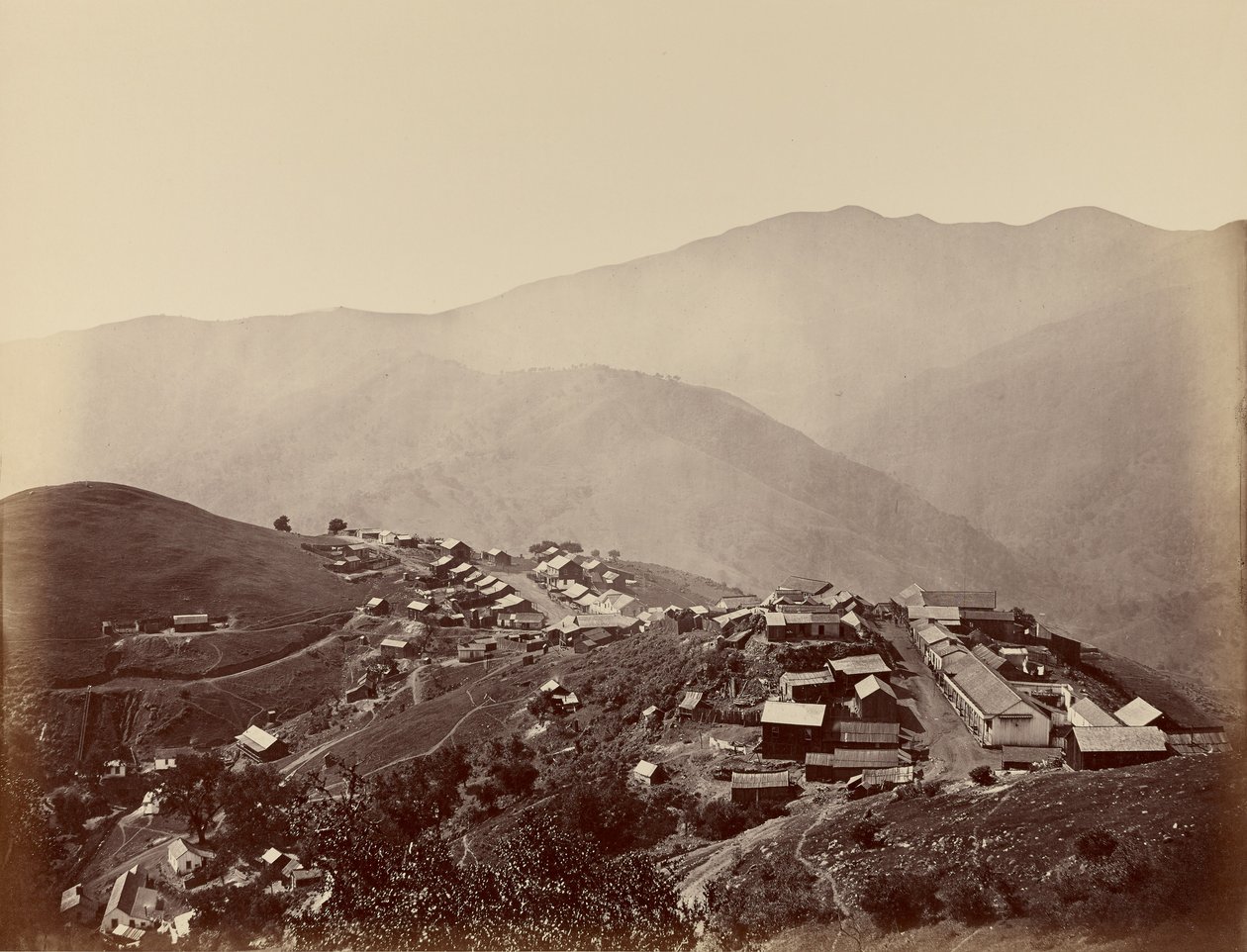 De stad op de heuvel, New Almaden door Carleton Watkins