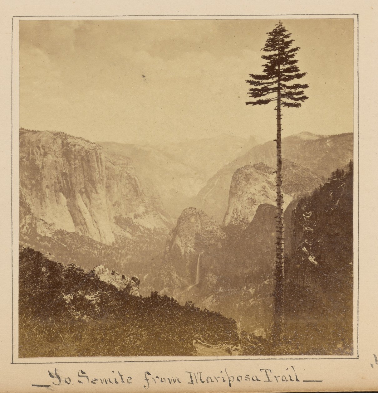 De Yosemitevallei vanaf „Best General View”, Mariposa Trail door Carleton Watkins