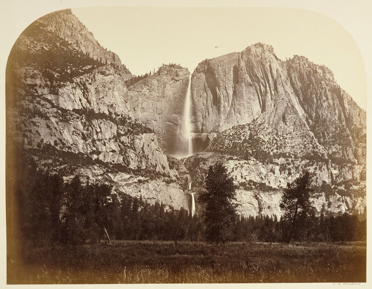 Yosemitewatervallen (vooraanzicht), 2477 voet. door Carleton Watkins