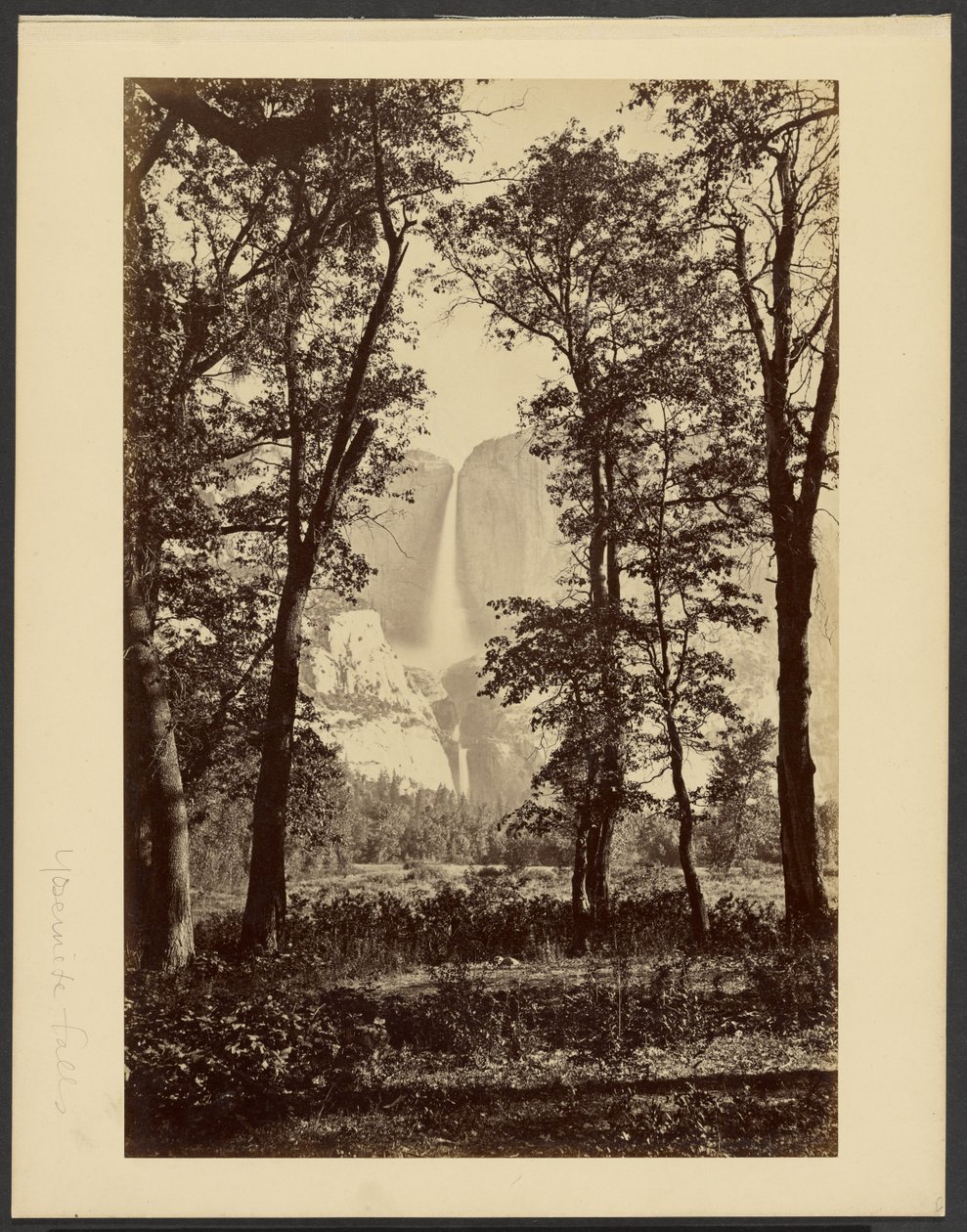 Yosemite-watervallen, van onderaf gezien door Carleton Watkins