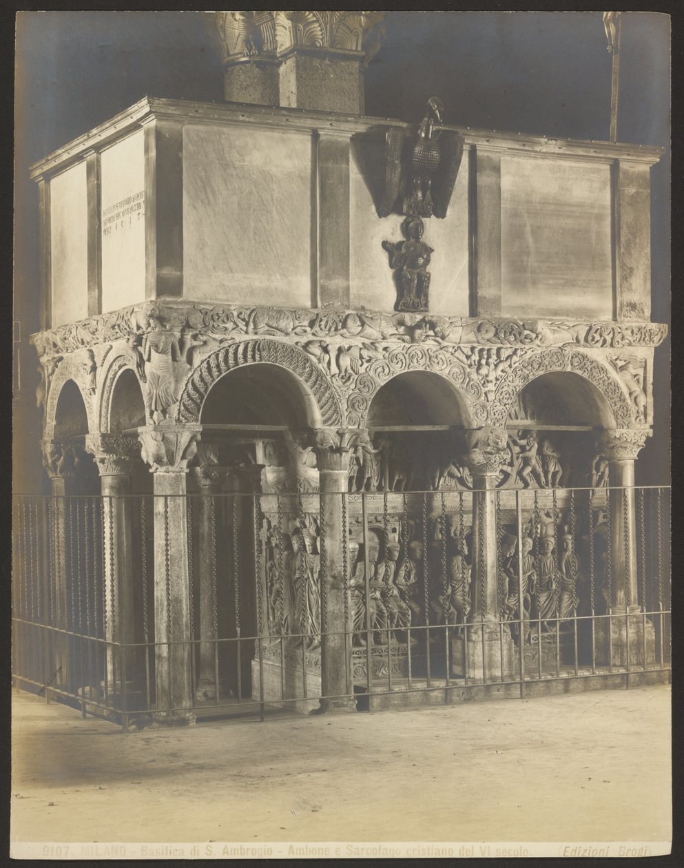 Milaan - Basiliek van S. Ambrogio - 6e-eeuwse christelijke ambo en sarcofaag door Carlo Brogi