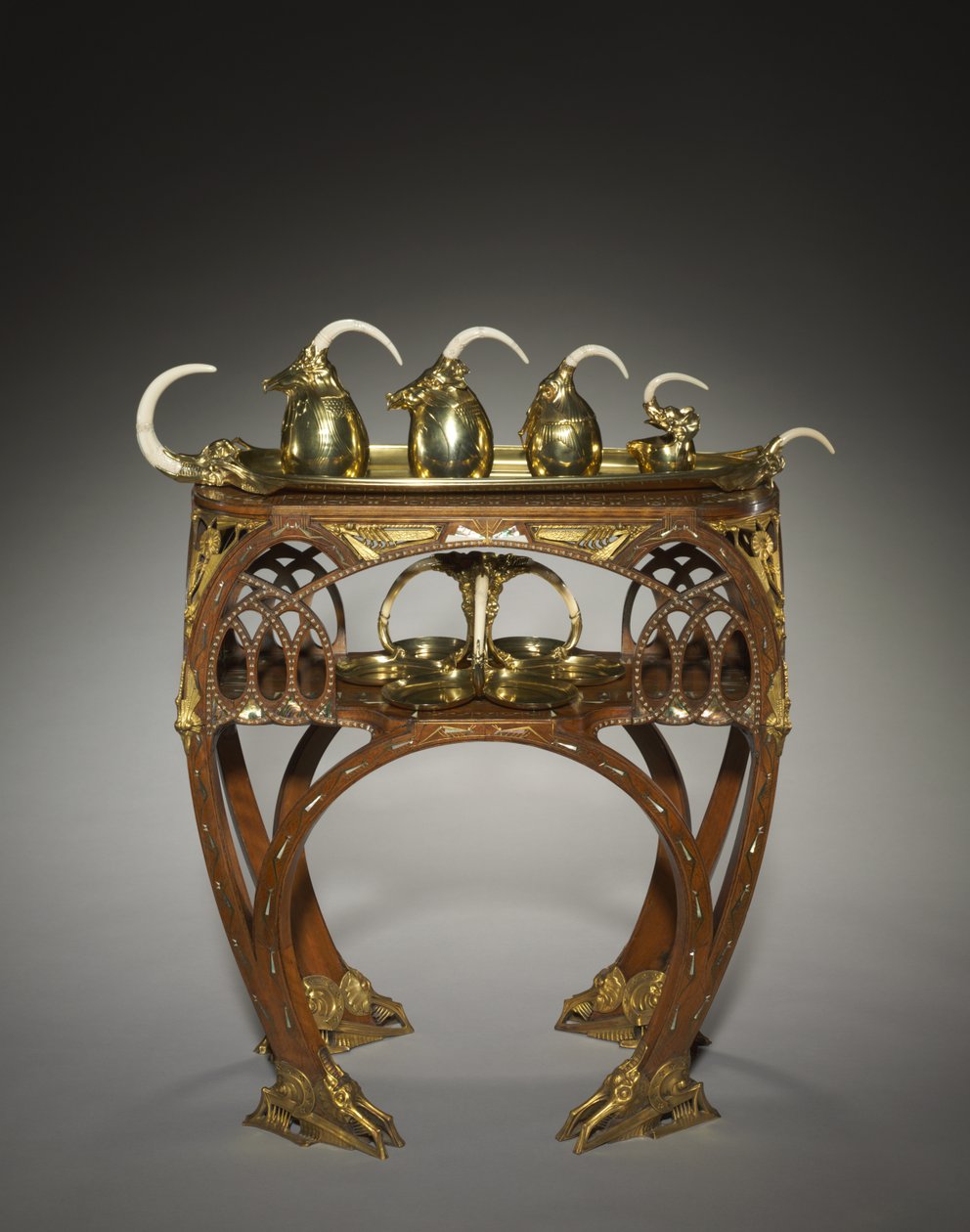 Dienblad met Roomkan, Suikerpot met Deksel, Theepot, Warmwaterpot en Dienblad, uitgevoerd door Adrien-Aurélien Hebrard, en Tafel, c.1907 door Carlo Bugatti