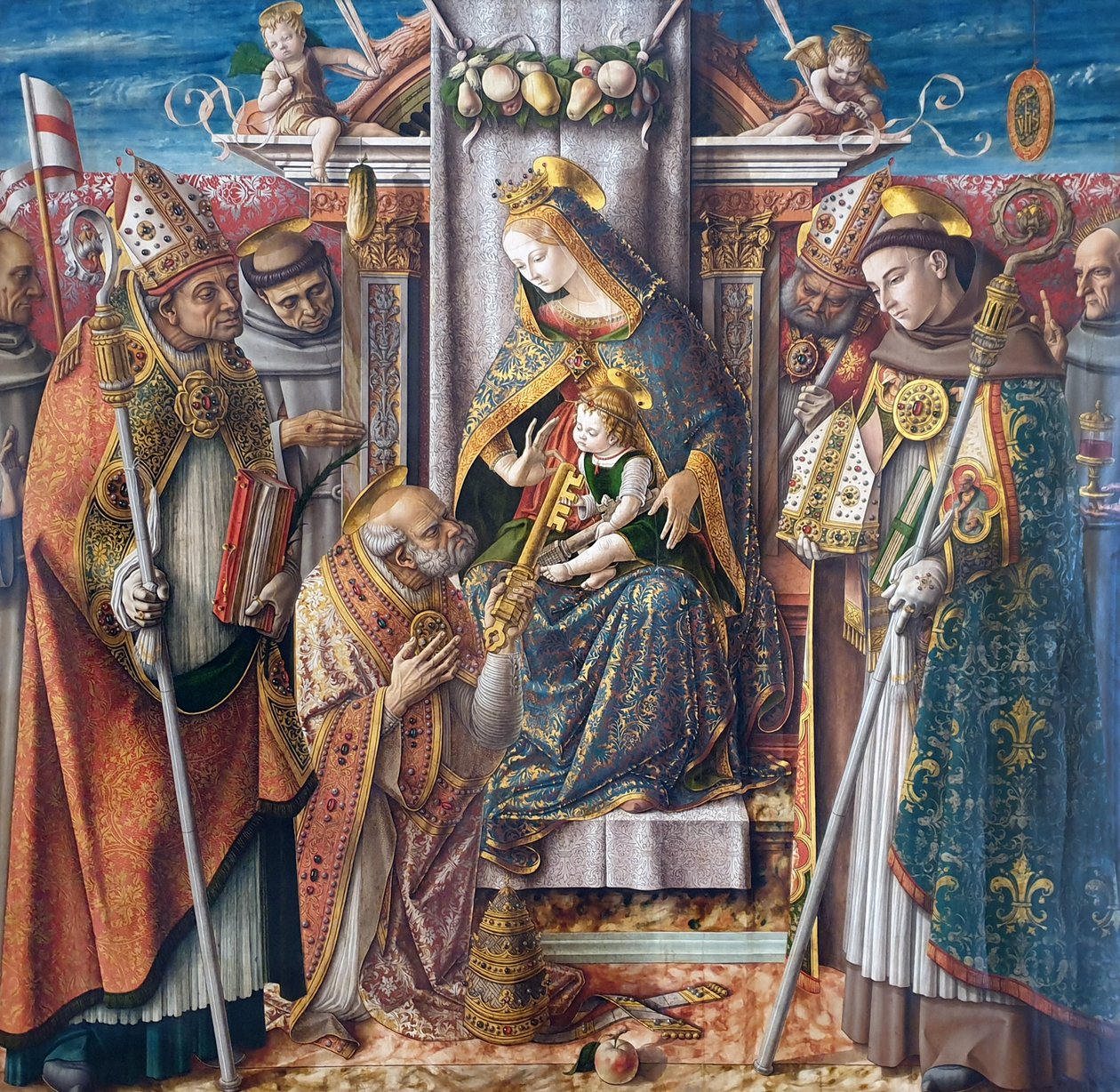 Duits: Tronende Madonna met het kind, de overhandiging van de sleutels aan Sint-Petrus de Apostel en met Sint-Jan Capistranus, Sint-Emidius, Sint-Franciscus, Sint-Louis van Toulouse, de zalige Giacomo della Marca en een bisschop Tronende Madonna met het ki door Carlo Crivelli